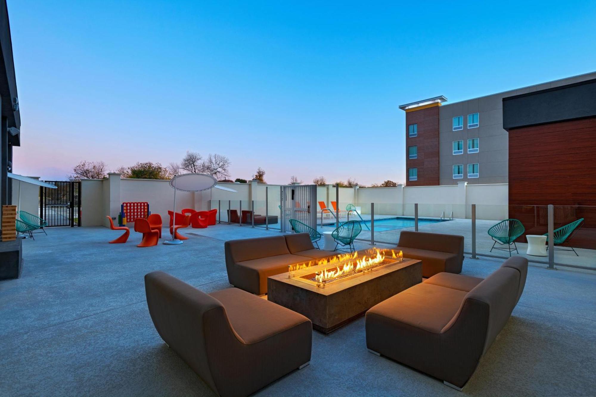Отель Aloft Waco Downtown Экстерьер фото